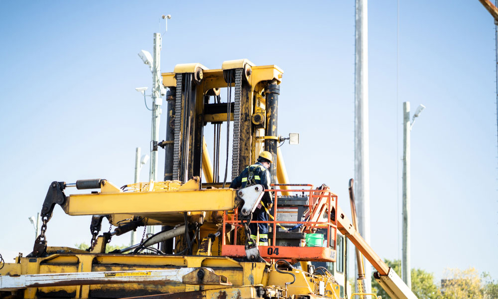 Bulk Team Member Operating MI-Jack Series III Equipment - Intermodal