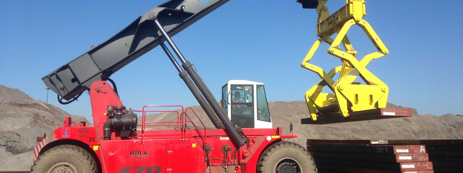 Reach Stacker With Tong At Job Site